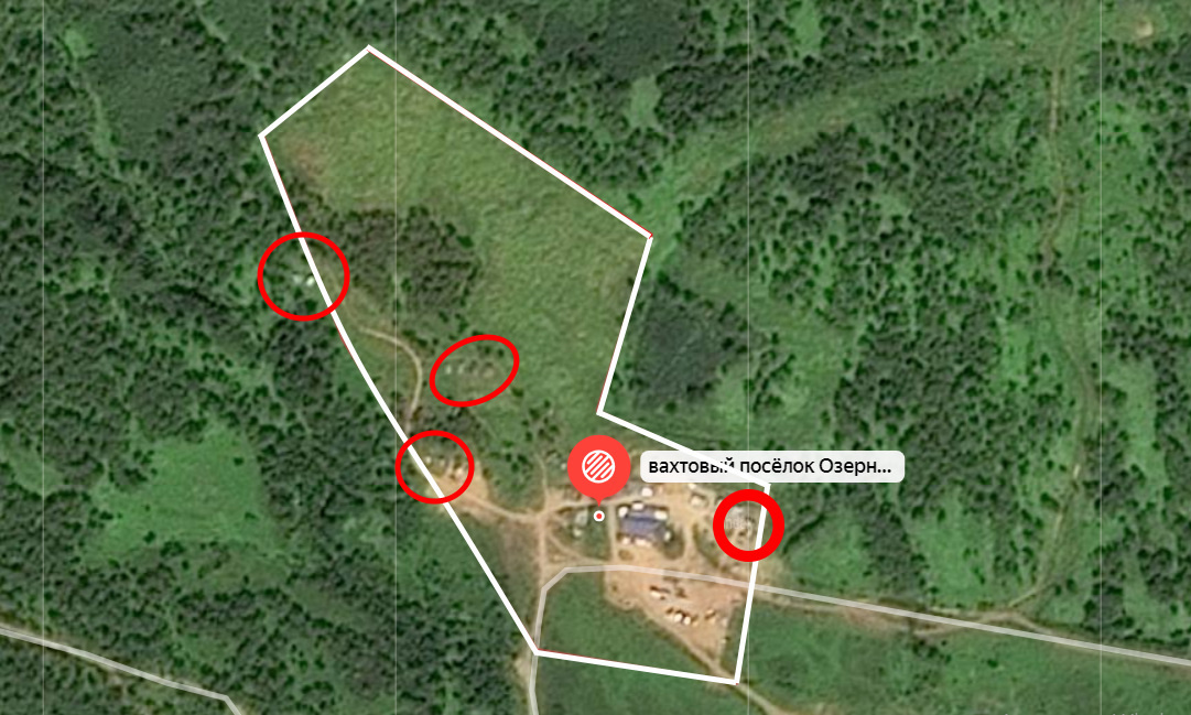 Территория вахтового посёлка на карте. Кружками обведены удалённые от поселка строения. Наиболее вероятное место трагедии обведено утолщенной красной линией. В 40 м к востоку расположен овраг.