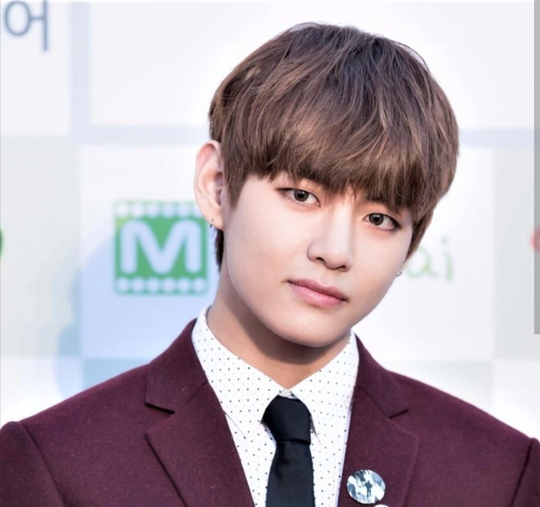 У Тэхёна на губах - легчайший намёк на улыбку. Автор улыбается во все 32!