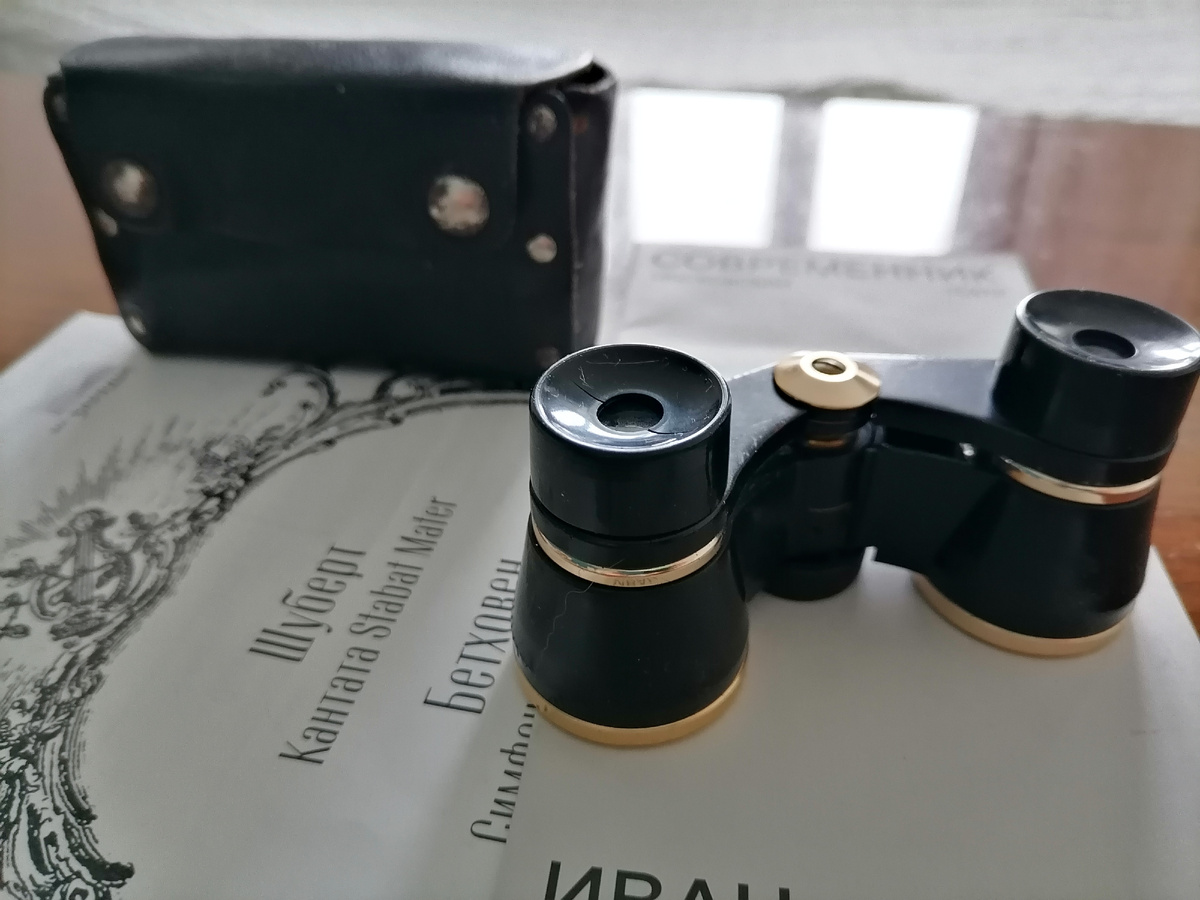 На одном из окуляров треснула пластмасса. Мне нравится, как мои вещи из детства тоже набирают седину❤️