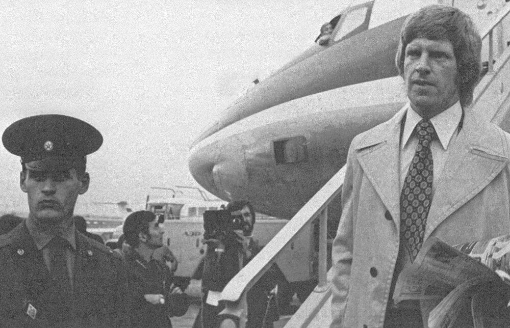  Пэт Стэплтон сходит с трапа самолета в Москве. Очень для него экзотично смотрится советский офицер в зоне оцепления