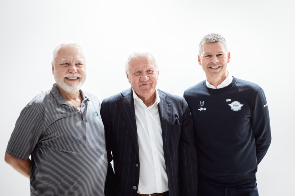    Зденек Бакала, Патрик Лефевер (в центре) и Юрген Форе