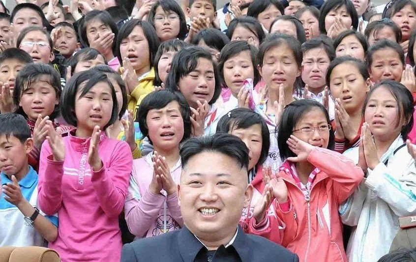 Ким Чен Ын и рыдающие дети. Источник: reddit.com