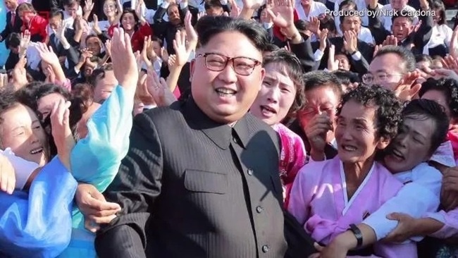 Ким Чен Ын и плачущие люди. Источник: AFP/KCNA via KNS