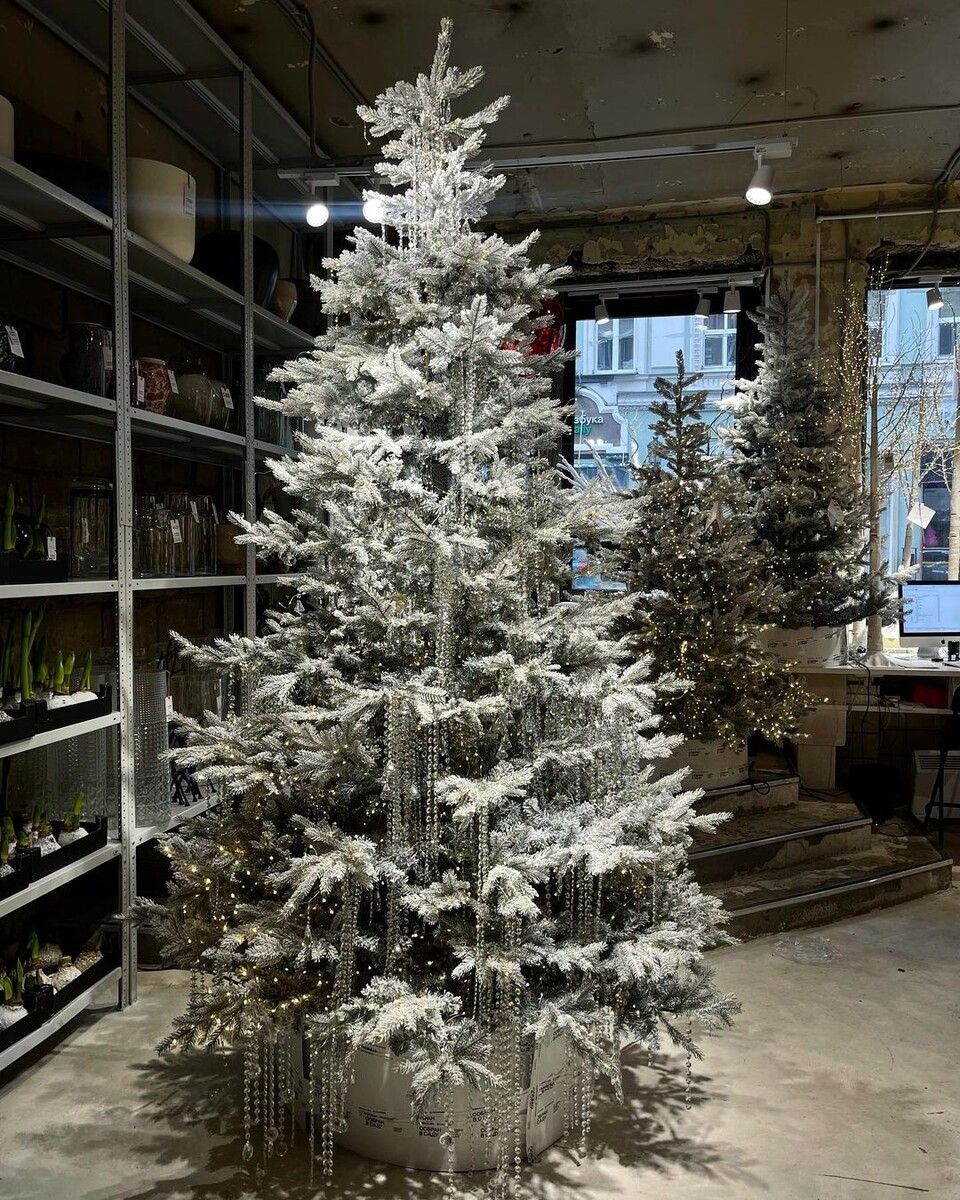 Елка, украшенная хрустальными подвесками от люстр из Гусь-Хрустального