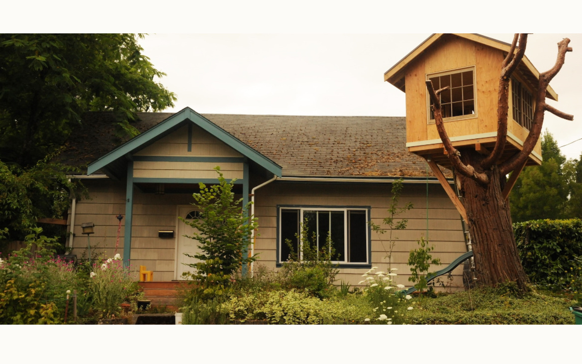 Существует одно расхожее мнение, что вкладываться в обустройство дачного участка и, в частности, домика, нет смысла. Но всё же дача — это не только территория, где происходит борьба за урожай. Это ещё и жилое пространство. И иногда требуется сделать ремонт на даче. Обычно сложности начинаются ещё на этапе планирования, когда вы пытаетесь самостоятельно организовать и провести капитальный ремонт дачи и выделить определённую сумму на это. Однако даже с небольшим бюджетом можно превратить обычный дачный домик в уютное местечко — нужно лишь знать, какие работы будут проводиться и с чего стоит начинать.