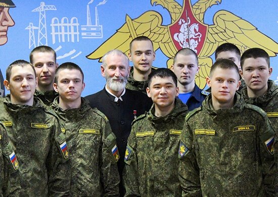    Валерий Бурков с курсантами Челябинского филиала ВУНЦ ВВС, 2016 год. Фото: Commons.wikimedia.org