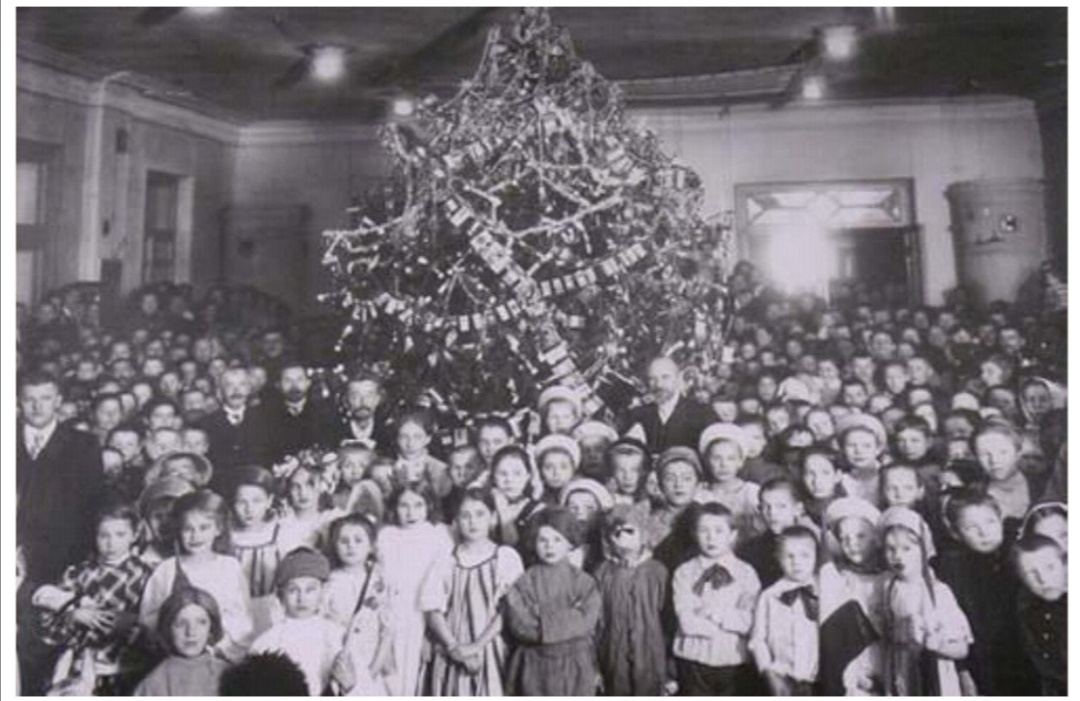 Архивное фото. В центре В. И. Ленин. Источники Яндекс - картинки