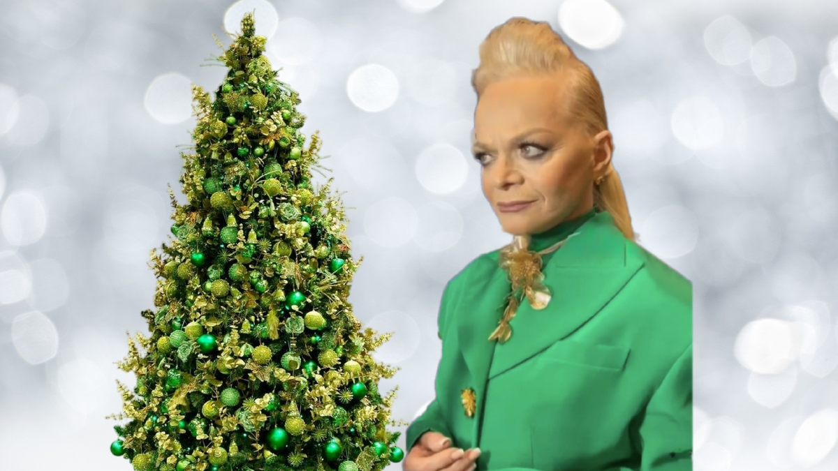 Новогодняя ёлка и новогодняя Лариса Долина на фестивале "Песня года"