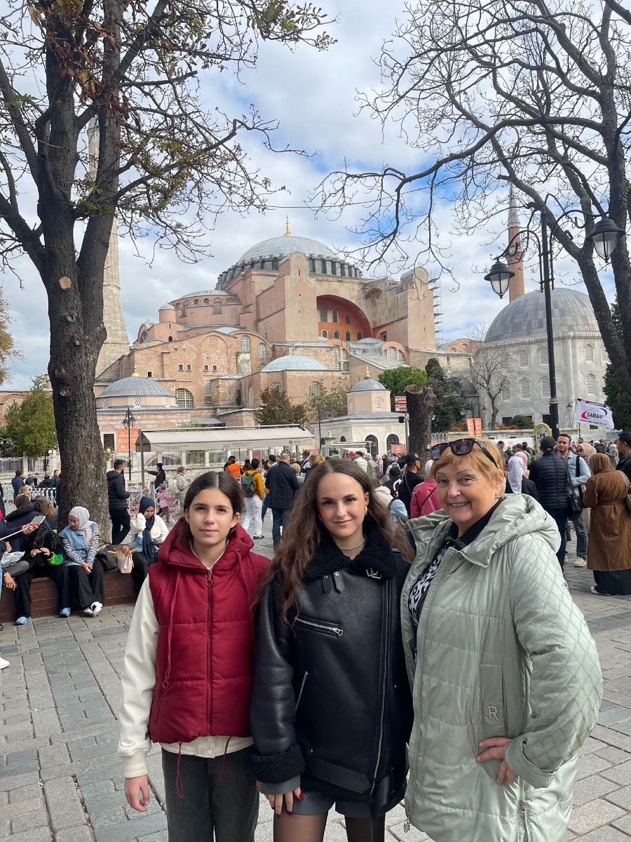 Позади мечеть Ай-София