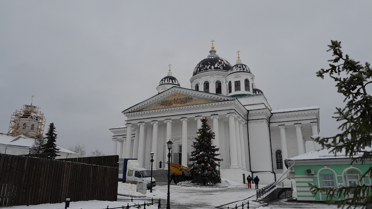Воскресенский собор. Арзамас. Ёлку ставят.