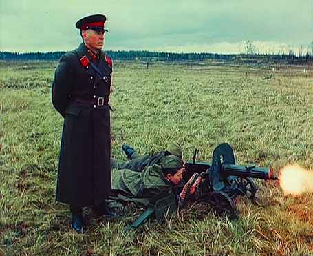 Владимир Васильевич Гостюхин в роли комбрига (далее – генерал-лейтенанта) Александра Васильевича Горбатова. Здесь и далее по тексту кадры из фильма «Генерал» (1992 год; производство: Россия. Режиссёр – Игорь Иосифович Николаев. Авторы сценария: Игорь Иосифович Николаев, Василий Иванович Соловьёв) 