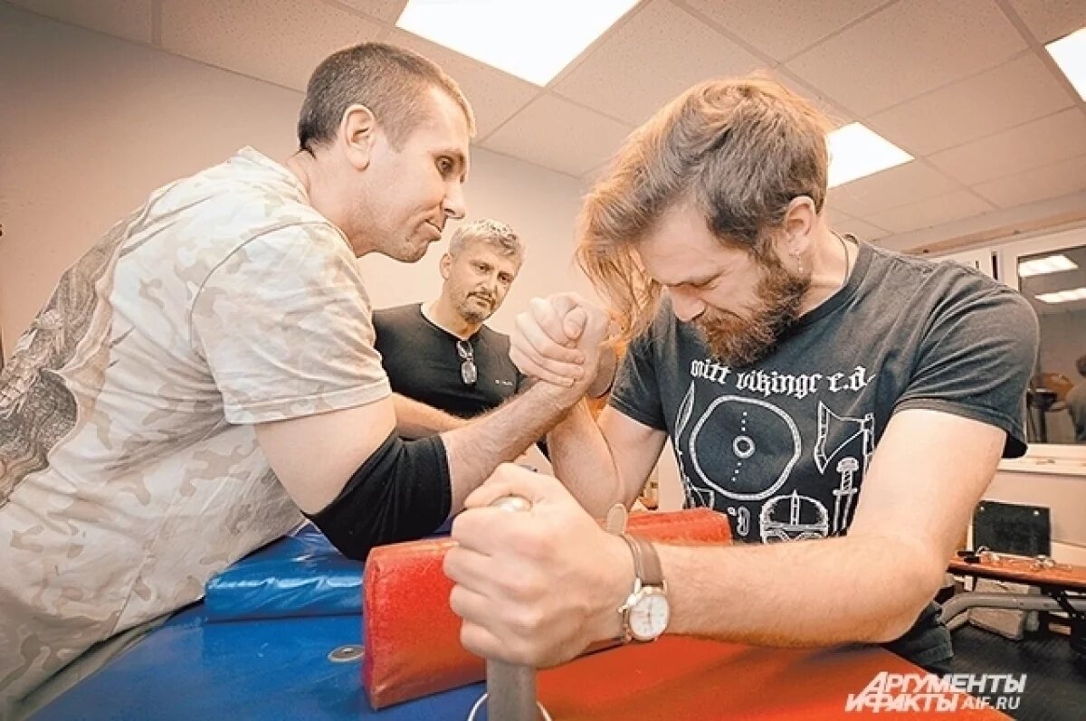    Корреспондент «АиФ» Степан Жирнов (справа) в спарринге.