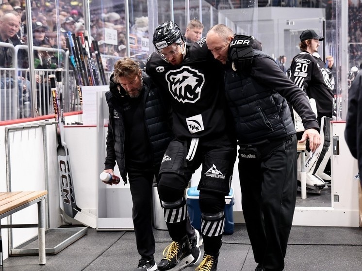     Несмотря на получаемые травмы "тракторист" Дронов смог показать самый сильный в команде удар. Фото Юлии Боровиковой ("Вечерний Челябинск")