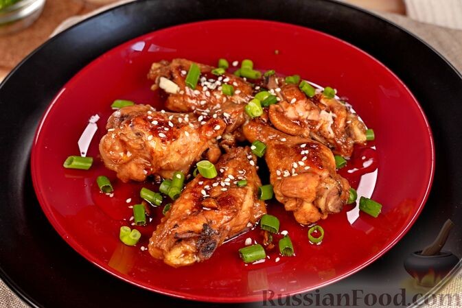 куриные крылышки, кока-кола, уксус яблочный, соус соевый, масло растительное, чеснок, кунжут, лук зелёный