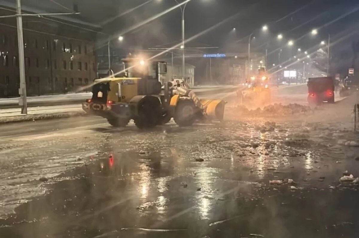    В Кемерове устраняют последствия порыва трубы и затопления пр. Кузнецкий