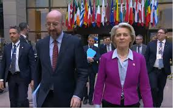 Главные воры известные коррумпированные деятели ЕС,которызх никто не выбирает они сами назначаются ... Вот такая демократия нынче в мире..