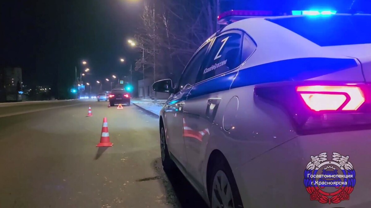     В Красноярске на Свердловской ребенок спешил на автобус и попал под колеса машины