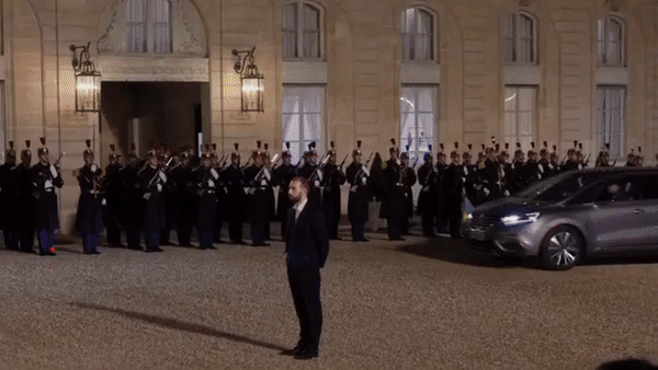    Зеленский приветствует Трампа в толстовке и ботинках: "Неуважение к американскому народу".GIF The New York Post.