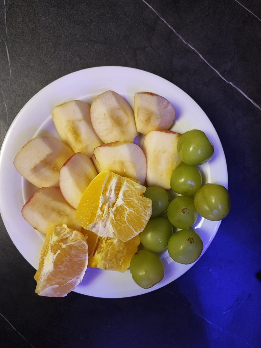 Первый завтрак: яблоки 210гр, апельсин 161гр, виноград 136гр. Итого: 251.89кК.