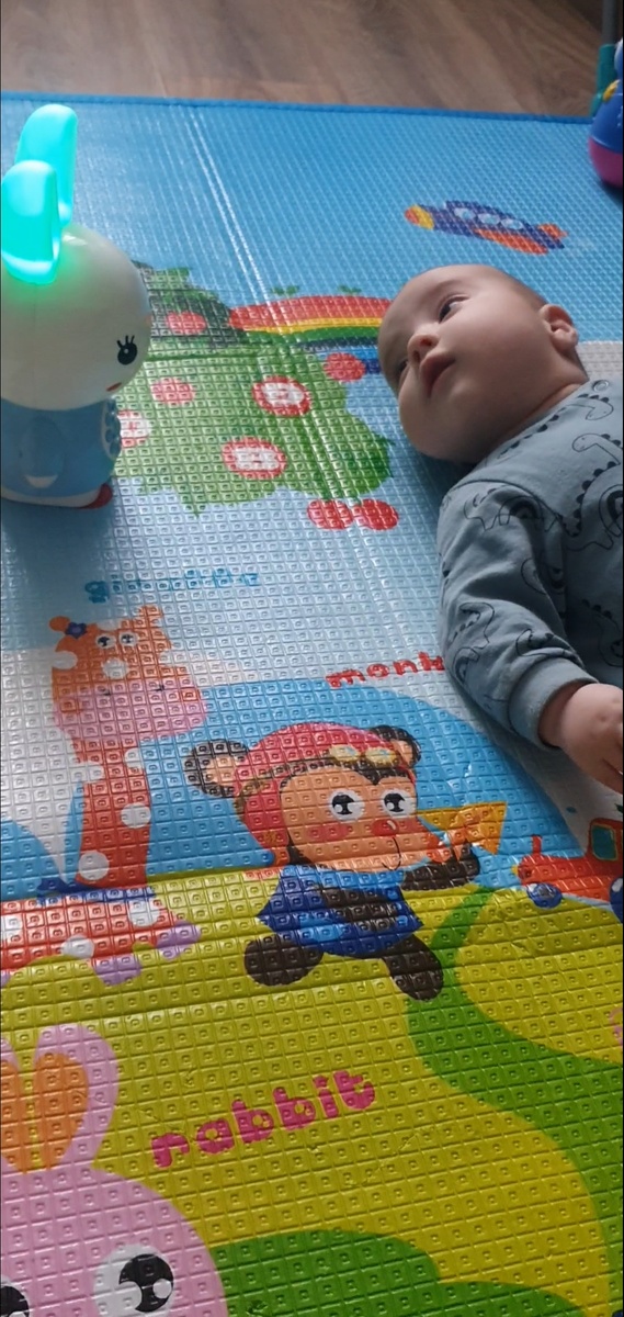 Слушает зайчика.