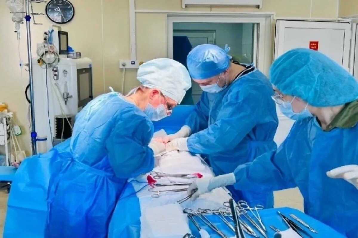    Процесс сложной операции с пациентом имеющим положительный тест COVID-19 в Тысячекоечной больницы