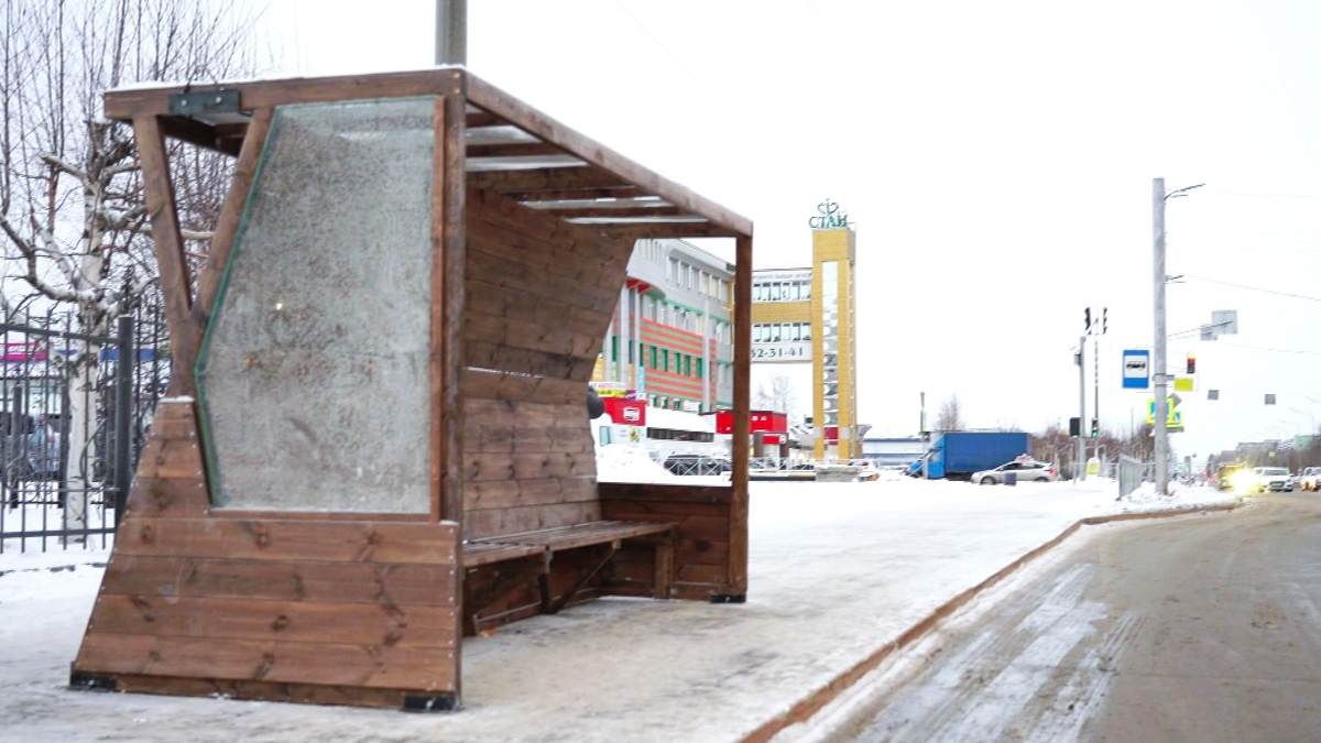    В Сургуте смонтировали деревянные автобусные остановки