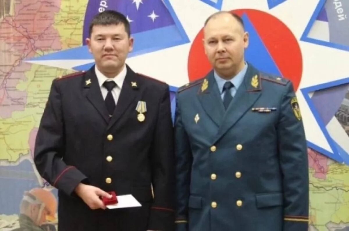    В Оренбуржье наградили полицейского, прыгнувшего с моста к тонущему ребенку