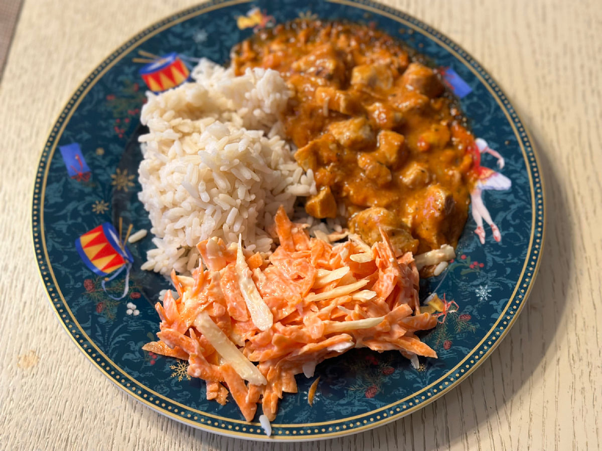 Рис, индейка с подливой, морковь с сыром и чесноком