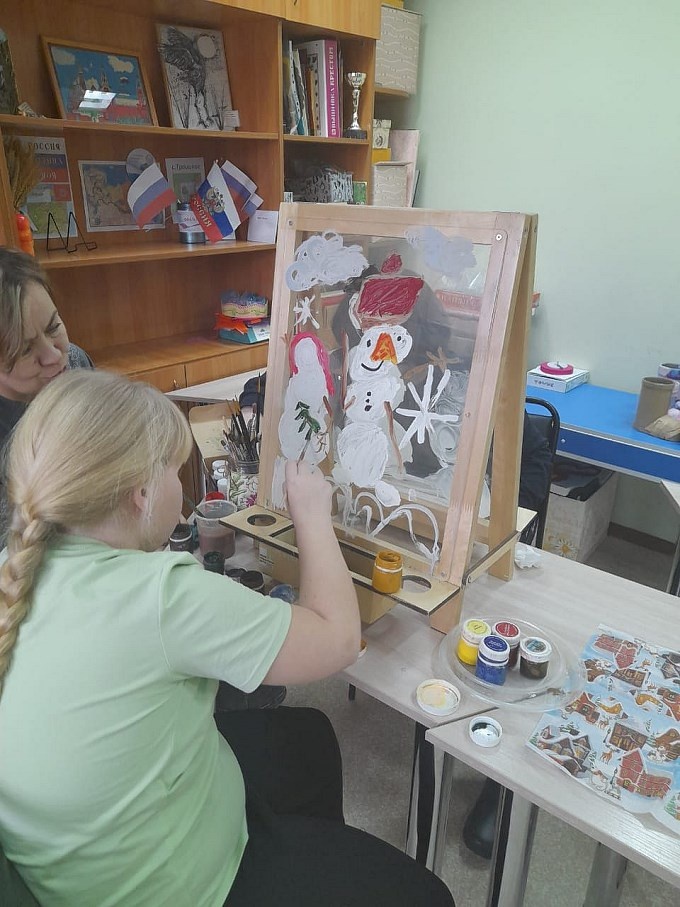 Девочка рисует снеговика под руководством Шатиловой Натальи Михайловны