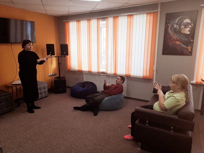 Дети повторяют движения за Шуйской Ольгой Петровной