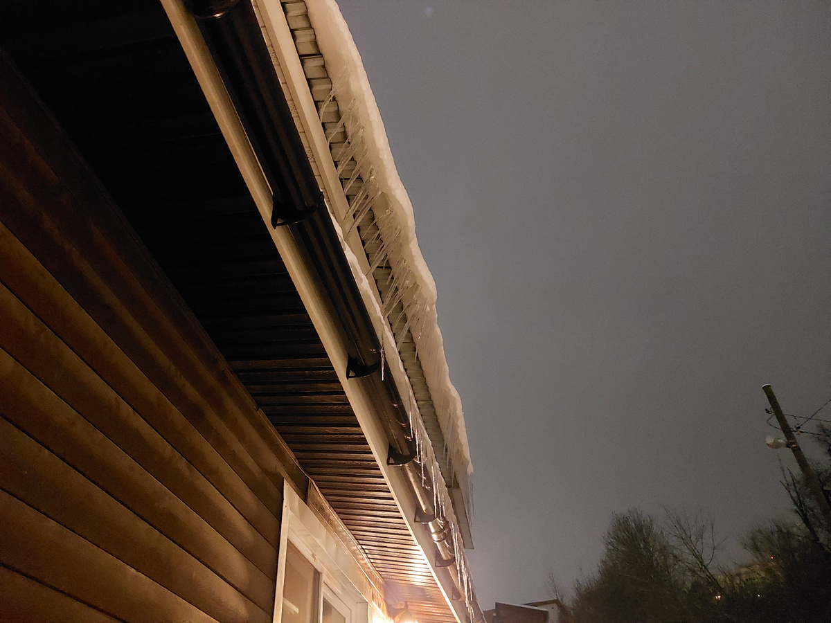 Ещё эти сосульки не дают мне спокойствия, жду с ужасом когда начнет это всё падать и съезжать с крыши. Обходим дом стороной.