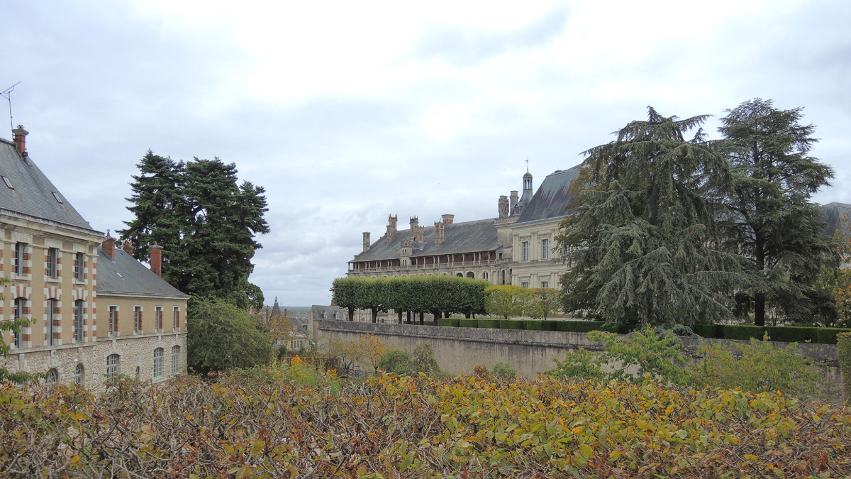 А вот и замок на соседнем холме... 