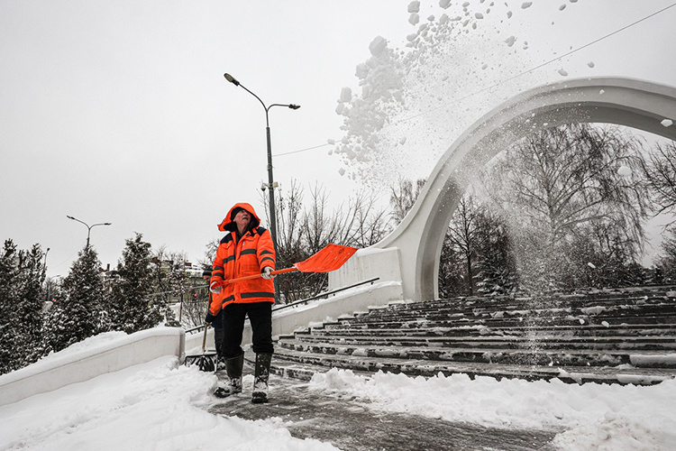    Насколько обильны будут осадки в этом году, никто четко не скажет, но в прошлом сезоне только в Казани с городских улиц вывезли более 2 млн т снега.   
Фото: Андрей Титов