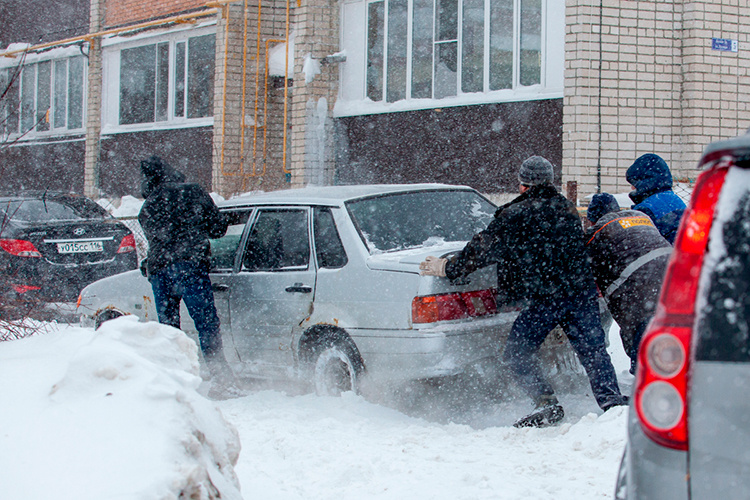    Необходимость регулярно расталкивать буксующие машины, по вечерам дружно или не очень махать лопатами, спорить в стиле «Я почистил, а ты встал на мое место!» мало радует.   
Фото: «БИЗНЕС Online»