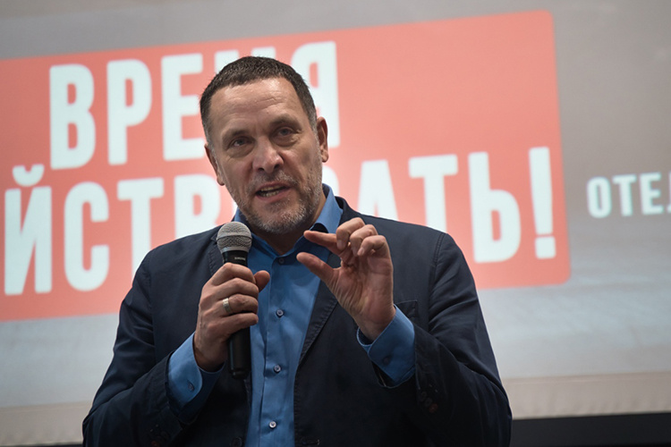    Максим Шевченко: «Почему Россия в решительный момент должна была взять на себя роль губителя сирийского народа? Если даже сама армия САР, все христиане, мусульмане и многие алавиты уже явно не хотели сражаться за Асада и оставляли свои позиции практически без боя».   
Фото: «БИЗНЕС Online»