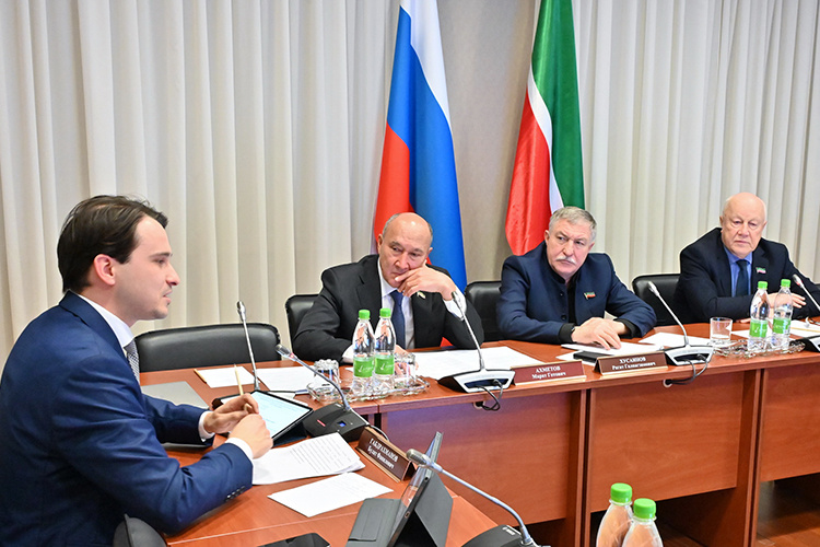    Замминистра цифры РТ Булат Габдрахманов анонсировал перерождение мобильного приложения по оказанию госуслуг «Услуги РТ».   
Фото:  gossov.tatarstan.ru