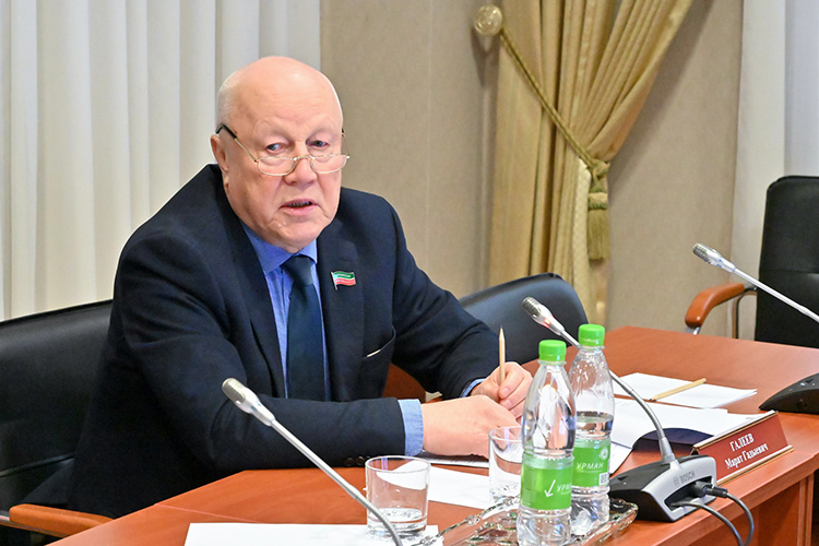    Марат Галеев добавил, что сейчас у большинства детей, которые воспитаны на «компьютерных технологиях», отсутствуют системные знания и способность анализировать, потому что они моментально находят информацию и моментально ее забывают.   
Фото: gossov.tatarstan.ru