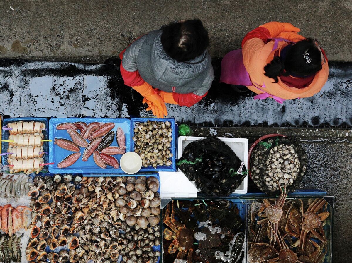 Прилавок с рыбой на рыбном рынке Норянджин в Сеуле© РИА Новости / Мария Плотникова