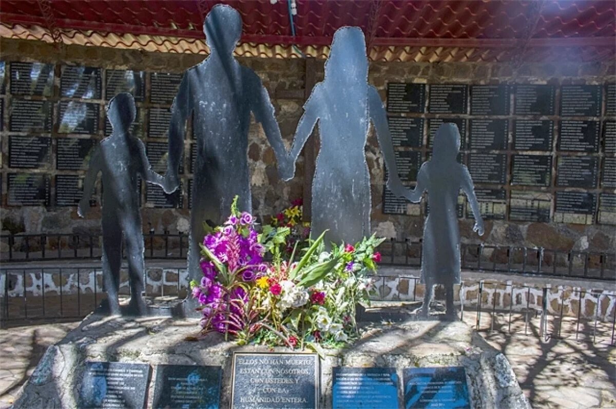    Памятник жертвам резни в Эль-Мосоте, когда батальон Атлакатль убил сотни мужчин, женщин и детей.