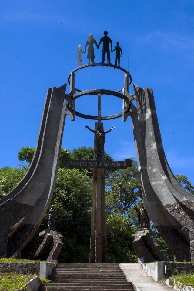    Памятник, воздвигнутый католической церковью Сальвадора в память о резне, в которой батальон Атлакатль убил почти 1000 мирных жителей. Фото:  www.globallookpress.com