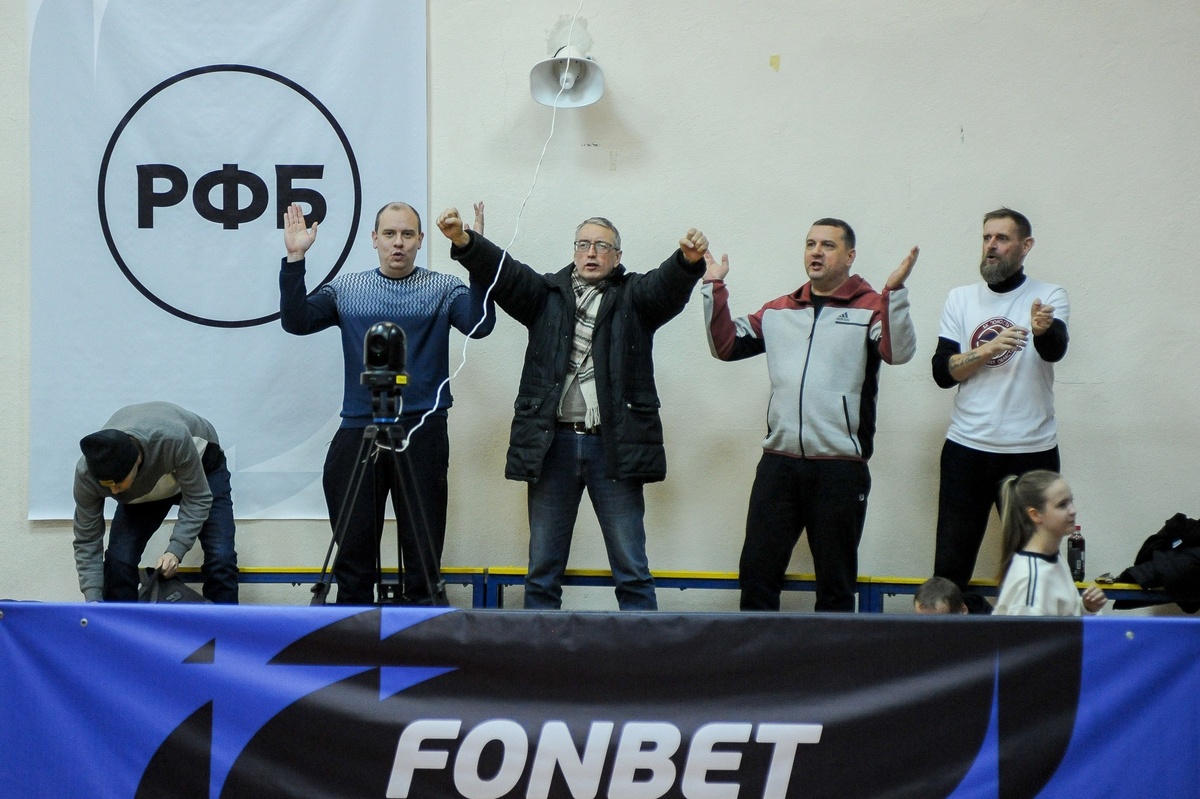 Активно поддерживала пензенскую команду мужская группа верных болельщиков