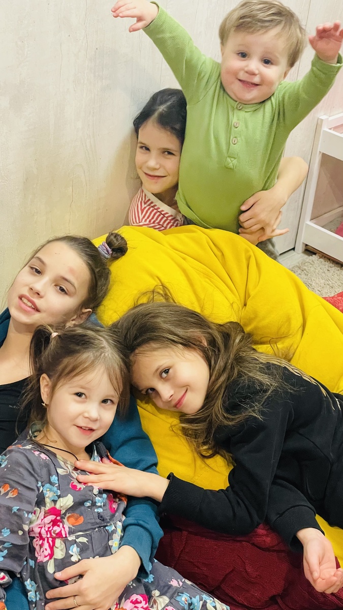 Наши девчонки и мальчишка.