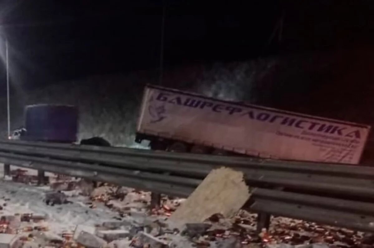    Жители Башкирии растащили пиво из фуры, которая улетела в кювет