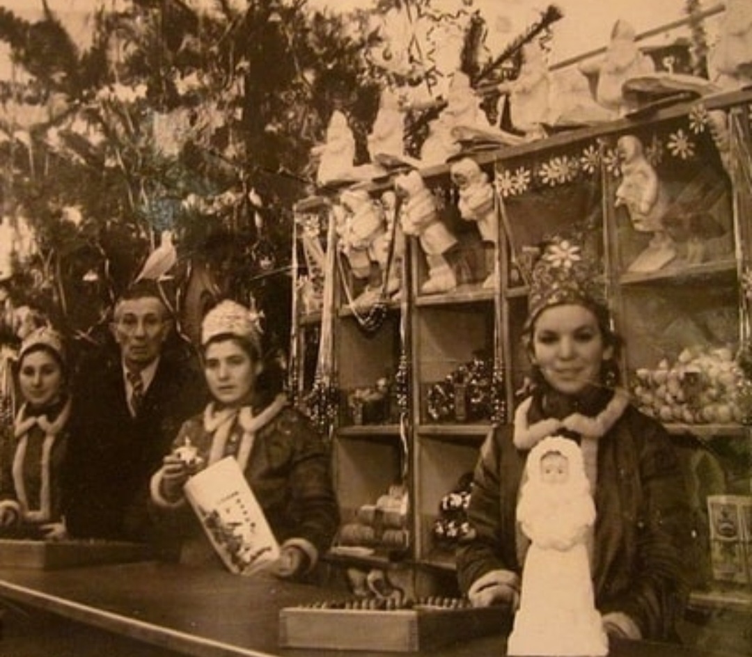 В одном из советских магазинов перед Новым годом, фото из сети