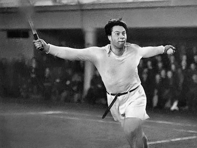 Николай Озеров на теннисном корте.