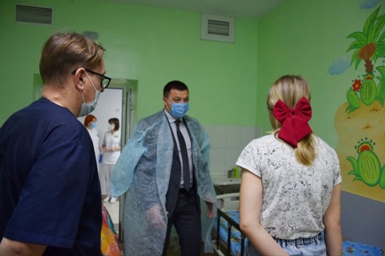 Науменко приехал в больницу, где поговорил с мамой пострадавшей девочки. Фото: telegram-канал «Город Курган»