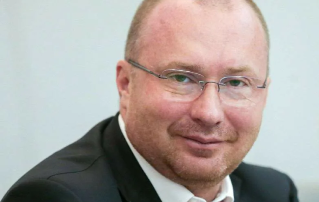 Теперь он Давид Гарсия.