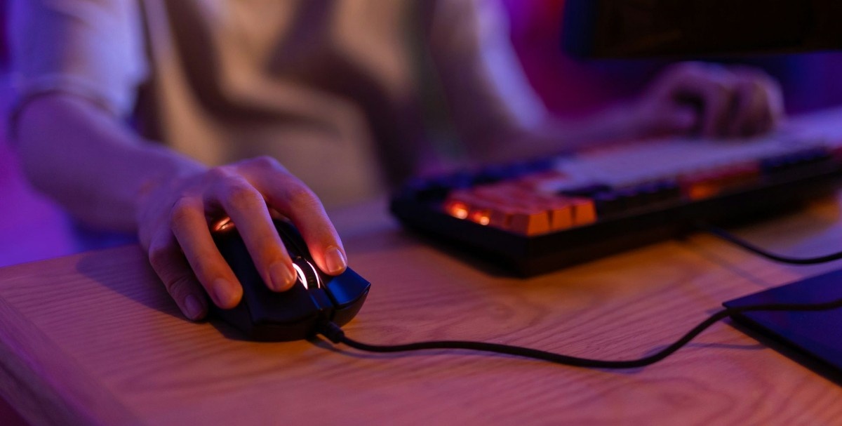 Чтобы вести стримы нужен "подвешенный язык". Мочание на канале — это путь в бездну забвения и небытия.