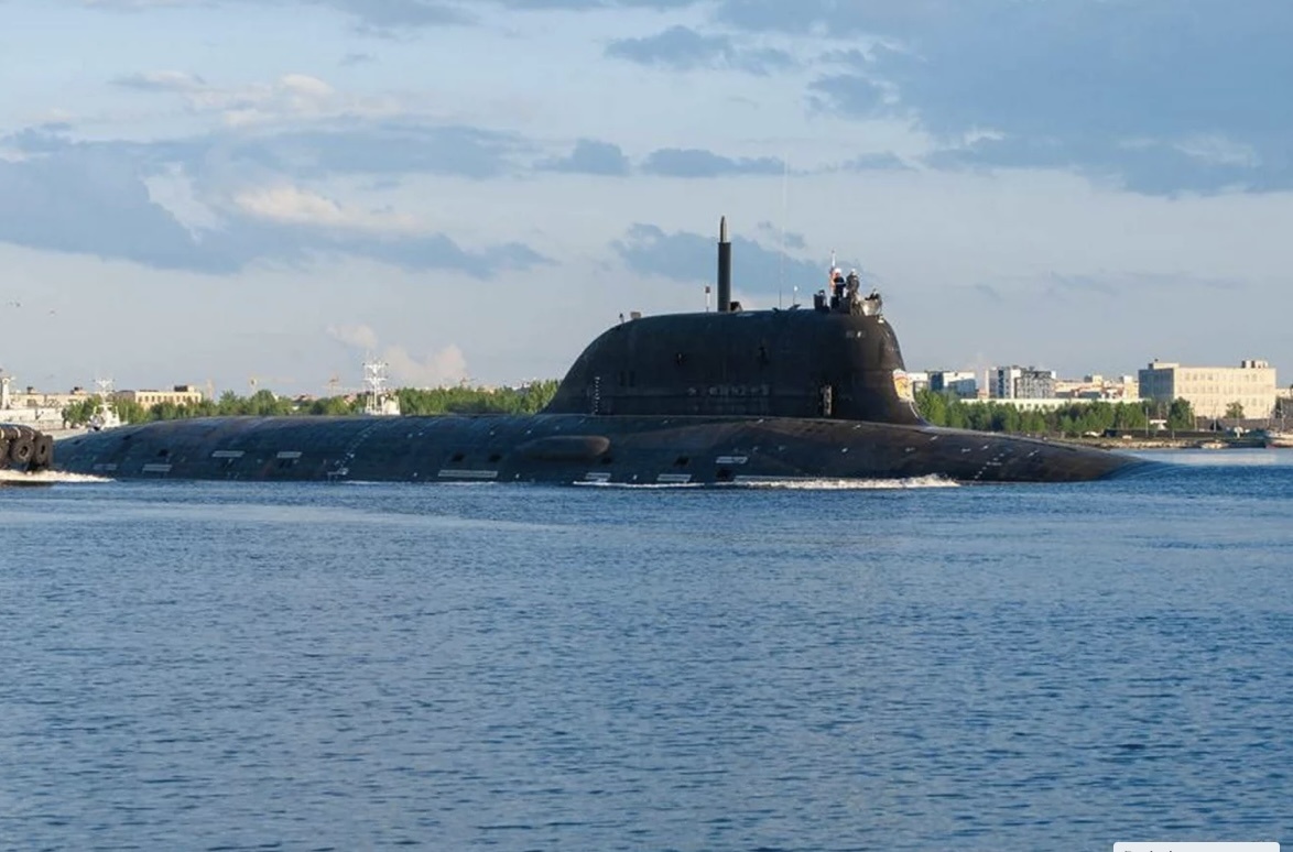 «Архангельск», передовая российская атомная подводная лодка класса «Ясен-М», должна присоединиться к военно-морскому флоту в 2025 году, оснащенная ракетами «Калибр» и «Оникс». (Источник: Paluba Media)