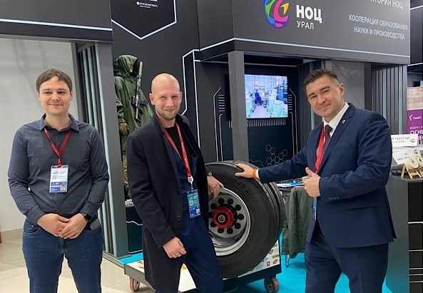 Учёные ЧелГУ на выставке достижений IV Конгресса молодых учёных в «Сириусе». Справа - ректор ЧелГУ Сергей Таскаев